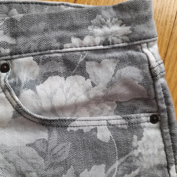 H&M Floral Denim Shorts Size 8 - Picture 5 of 10